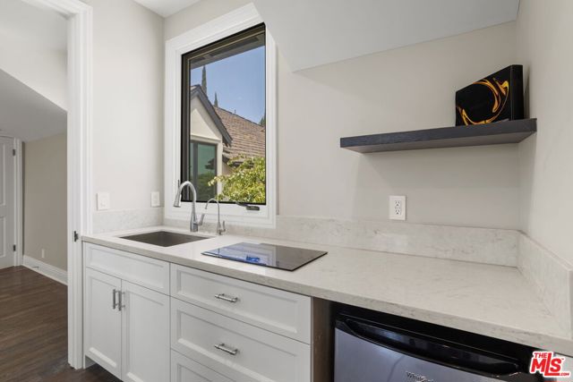 15515 Collina Strada, Los Angeles CA: https://media.crmls.org/mediaz/2bd4246f-bf62-44b2-bdae-9dd7d32cef04.jpg