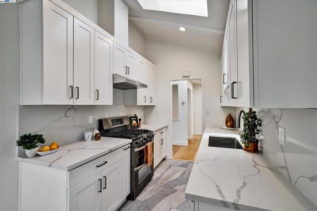 33039 Palmetto Dr, Union City CA: https://media.crmls.org/mediaz/2bd43b69-f9d8-491f-a652-29c8a7f2a668.jpg