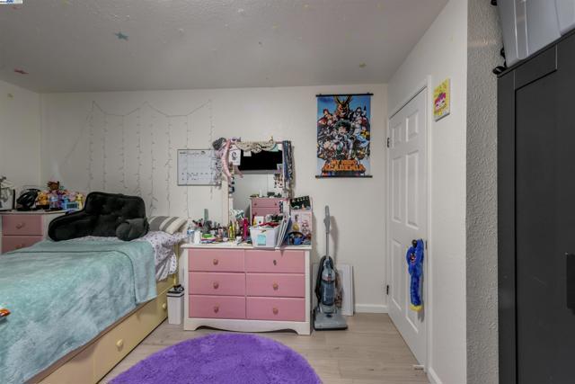 107 Catron Dr, Oakland CA: https://media.crmls.org/mediaz/2bd4ab37-29a5-436a-a0b4-d05503082763.jpg