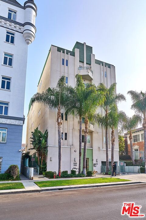906 S Serrano Avenue, Los Angeles CA: https://media.crmls.org/mediaz/2bd51ad3-4f9e-44bd-8e86-582ac6773963.jpg