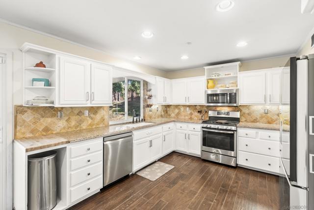 1328 Woodhaven Dr, Oceanside CA: https://media.crmls.org/mediaz/2bd53ae1-40b8-40f0-afed-bccb7df9016c.jpg