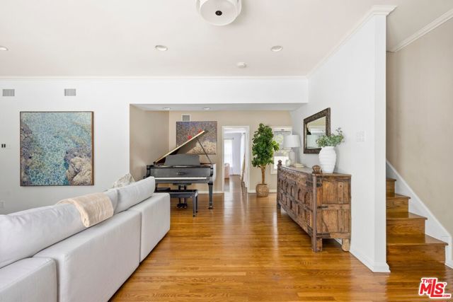 3067 Motor Avenue, Los Angeles CA: https://media.crmls.org/mediaz/2bd57f86-8393-4286-93c5-33d5cc63fb96.jpg