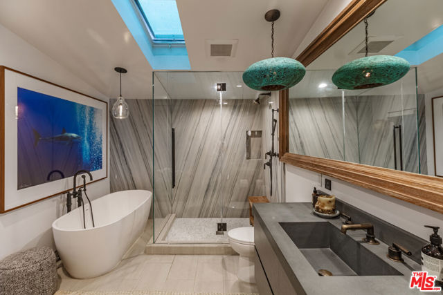 20762 Pacific Coast Highway, Malibu CA: https://media.crmls.org/mediaz/2bd597b8-1c7f-4af3-b88e-bffe78ee73bc.jpg