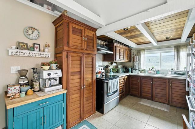 575 Myrtle Street, Half Moon Bay CA: https://media.crmls.org/mediaz/2bd600b1-e4bf-493e-bcfa-556032f3d4e0.jpg