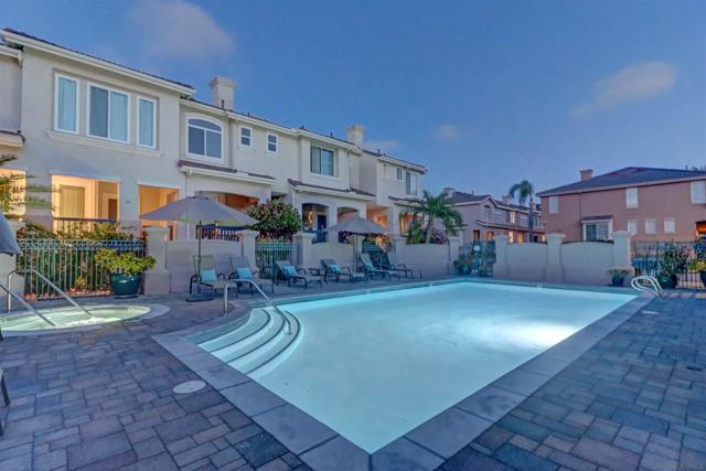 946 Camino De La Reina, San Diego CA: https://media.crmls.org/mediaz/2bd66dd7-ea4f-4eef-94e7-254eb857cb00.jpg