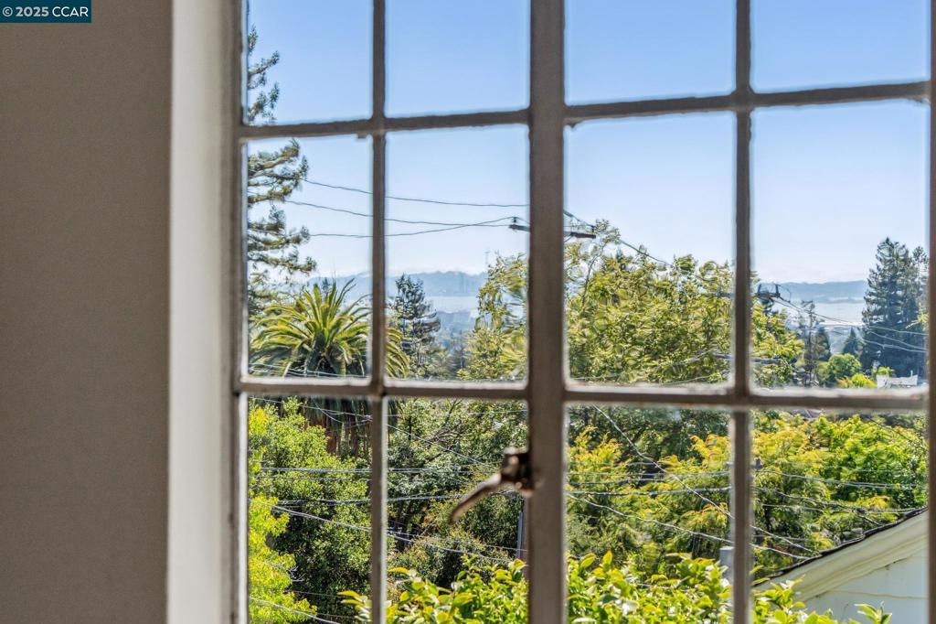 https://media.crmls.org/mediaz/2bd68906-417b-4001-bd13-11ed132a2e93.jpg?preset=X-Large