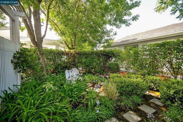 95 Goldspur Way, Brentwood CA: https://media.crmls.org/mediaz/2bd6ba93-6be5-42bb-933a-83b3c740ba92.jpg