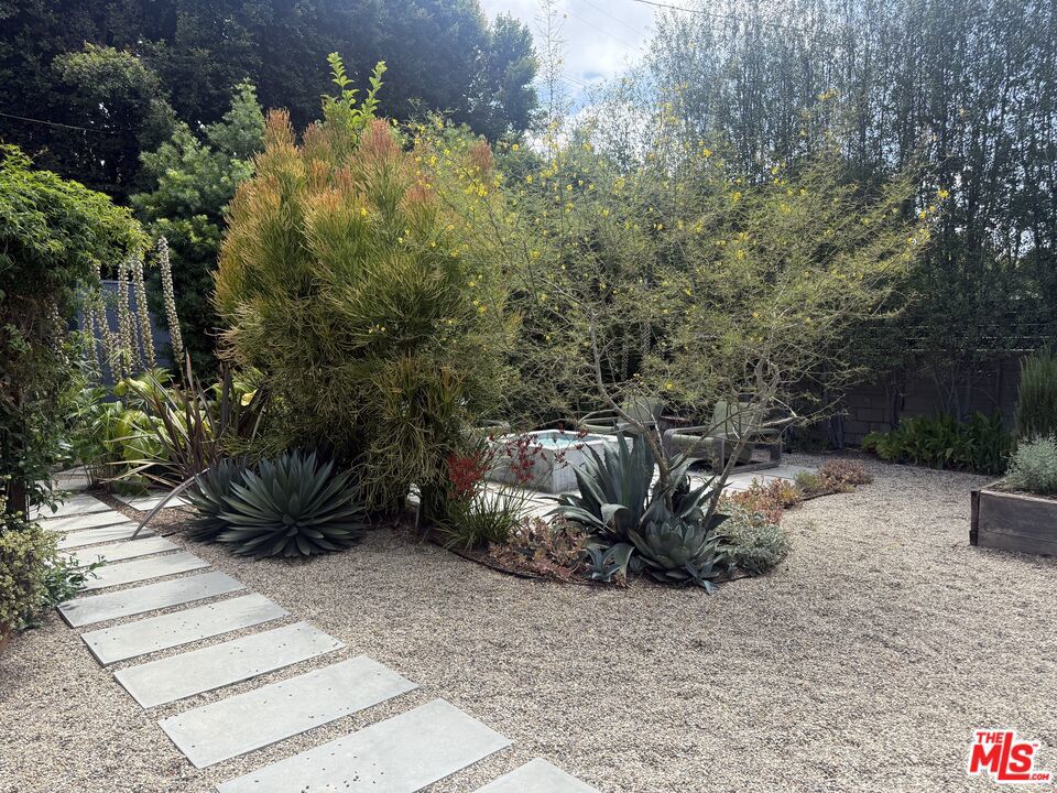 https://media.crmls.org/mediaz/2bd6f7a1-fc83-482d-9f98-60a52d8fd124.jpg?preset=X-Large