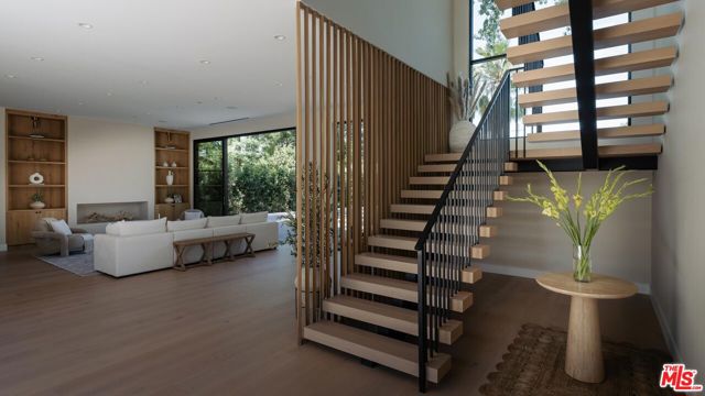 23346 Collins Street, Woodland Hills CA: https://media.crmls.org/mediaz/2bd7671f-4c90-4483-9167-1b7fbc0d7130.jpg