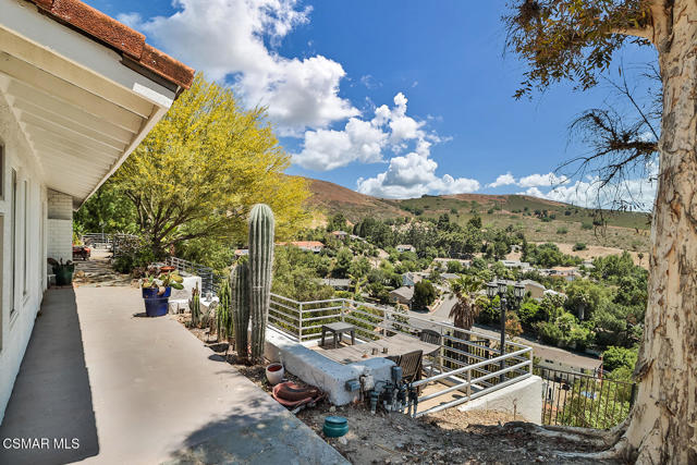 1117 Woodridge Avenue, Thousand Oaks CA: https://media.crmls.org/mediaz/2bd7c7cf-e2ac-4215-8fb4-c8cc17460966.jpg