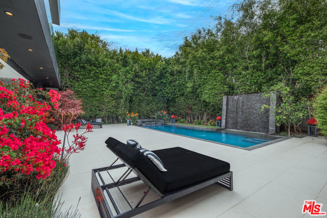 511 N Rexford Drive, Beverly Hills CA: https://media.crmls.org/mediaz/2bd82b5a-4736-476c-83d6-7360909231fb.jpg