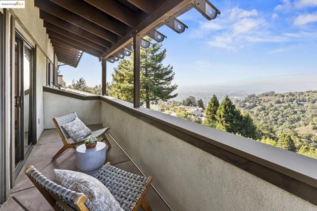 25 Dartmouth Dr, Berkeley CA: https://media.crmls.org/mediaz/2bd86054-2d4c-4900-b8b7-25996a036d35.jpg