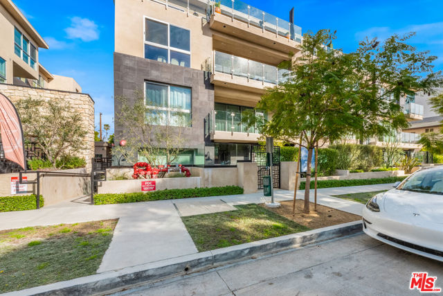 728 N Sweetzer Avenue, West Hollywood CA: https://media.crmls.org/mediaz/2bd8687d-c9b1-4113-b162-69ef4e051178.jpg