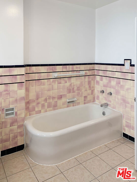 120 N Orange Drive, Los Angeles CA: https://media.crmls.org/mediaz/2bd8ae04-9a56-4ff2-8115-c114b8205d2f.jpg
