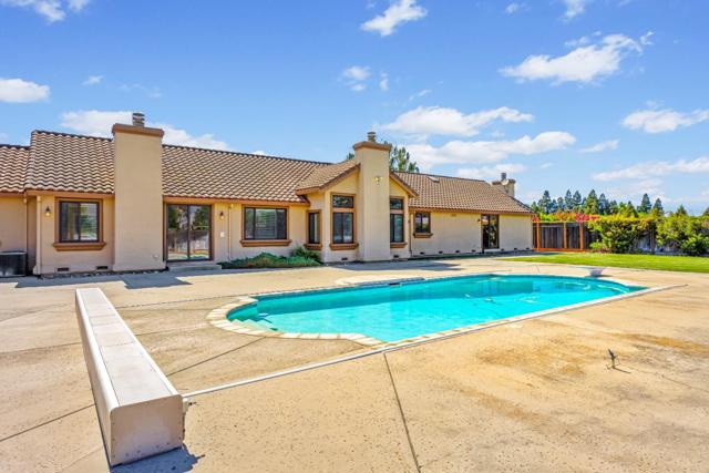 12320 Highland Estates Lane, San Martin CA: https://media.crmls.org/mediaz/2bd8b9cf-4e27-412f-922e-52ce6fa14b7d.jpg