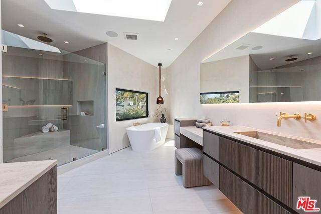 2831 Malcolm Avenue, Los Angeles CA: https://media.crmls.org/mediaz/2bd921a8-9a46-4a4b-a7da-b5d283ef6f71.jpg