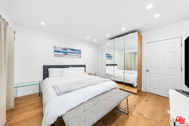 8494 Cole Crest Drive, Los Angeles CA: https://media.crmls.org/mediaz/2bd9a8e4-b3c5-4aa1-89a1-b8b09f6bd847.jpg