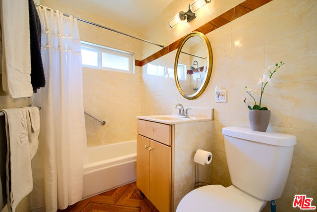 4575 Inglewood Boulevard, Culver City CA: https://media.crmls.org/mediaz/2bdaa2d6-63b4-4ac8-b5d6-b90d4e68c86f.jpg