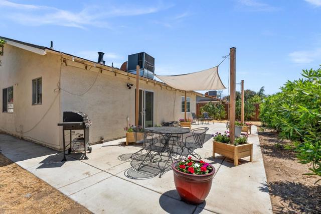 1014 Croyden Way, Manteca CA: https://media.crmls.org/mediaz/2bdaaaae-8547-4d4f-9d3b-ba5f4e60b446.jpg