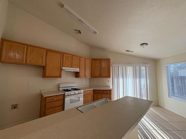 2443 N Shoemaker Avenue, Merced CA: https://media.crmls.org/mediaz/2bdab18e-ac7b-4d8b-a39b-9b96b2d1c992.jpg