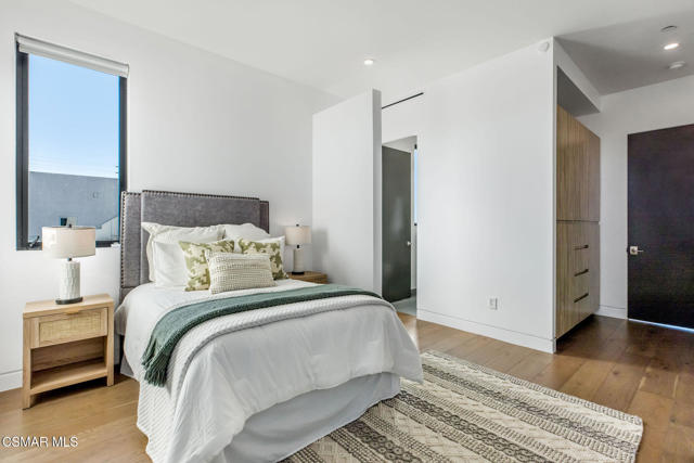 829 Flower Avenue, Venice CA: https://media.crmls.org/mediaz/2bdaf50c-4770-4fc8-9b11-73f19cdc0d3f.jpg