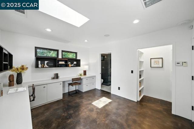 1341 Juanita Dr, Lafayette CA: https://media.crmls.org/mediaz/2bdb3a5e-1b55-4fd9-9726-8c081fae52c6.jpg