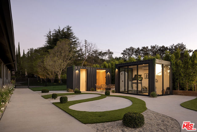 16401 Mulholland Drive, Los Angeles CA: https://media.crmls.org/mediaz/2bdb74bc-661f-4261-9db2-f88f5d7f7511.jpg