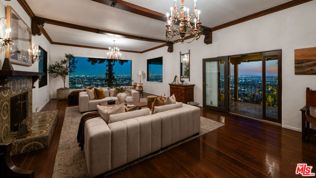 2200 Maravilla Drive, Los Angeles CA: https://media.crmls.org/mediaz/2bdbfd8d-9370-406e-acd0-04b98ae6a403.jpg