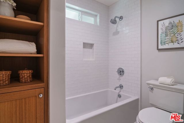 4031 Deerhorn Drive, Sherman Oaks CA: https://media.crmls.org/mediaz/2bdc3051-3fa2-4c98-b900-6ca24fba7347.jpg