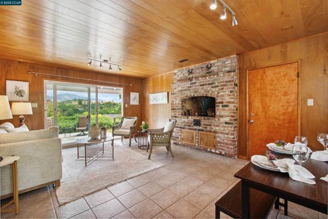 1810 Meadow Lane, Walnut Creek CA: https://media.crmls.org/mediaz/2bdd78b8-8082-43e9-ae16-d74381ae466b.jpg