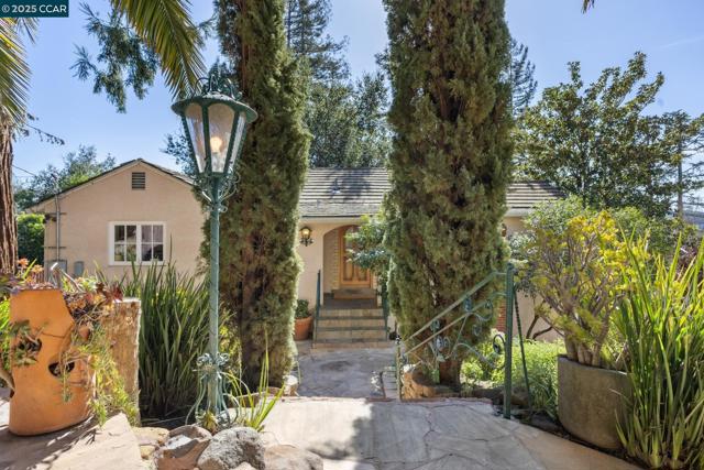 40 Las Palomas, Orinda CA: https://media.crmls.org/mediaz/2bddb2b4-de98-4d65-921d-2e9340bae373.jpg