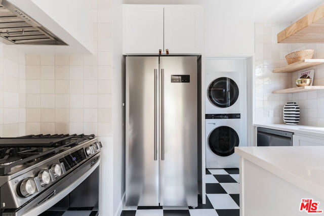515 1/2 Rose Avenue, Venice CA: https://media.crmls.org/mediaz/2bde1268-dc40-4dc7-9a2a-1809b5bbe4ef.jpg