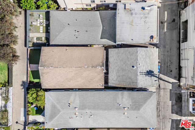 22 20th Avenue, Venice CA: https://media.crmls.org/mediaz/2bde8734-801b-4a57-960a-a96dbe6376ee.jpg