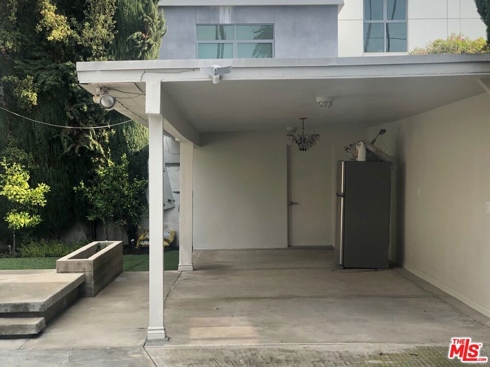 https://media.crmls.org/mediaz/2bde8f35-9288-4d65-bd66-e649975b0090.jpg?preset=X-Large