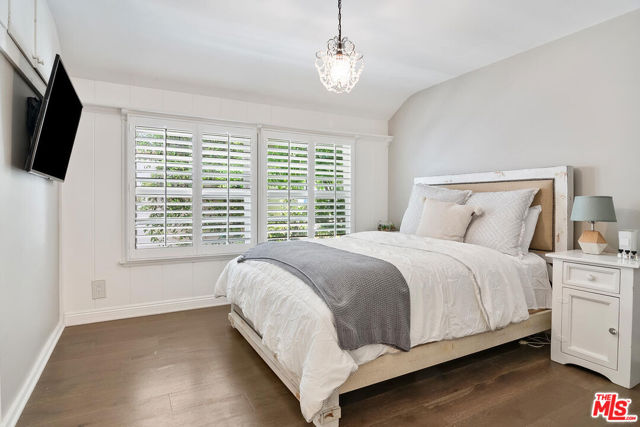 4909 Encino Terrace, Encino CA: https://media.crmls.org/mediaz/2bdeaf37-c69d-4270-aa1b-29a59c006863.jpg