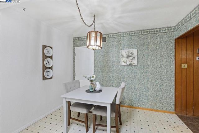 30261 Palomares Rd, Castro Valley CA: https://media.crmls.org/mediaz/2bdeb59f-7c3b-472f-bb62-78da3cc406f5.jpg