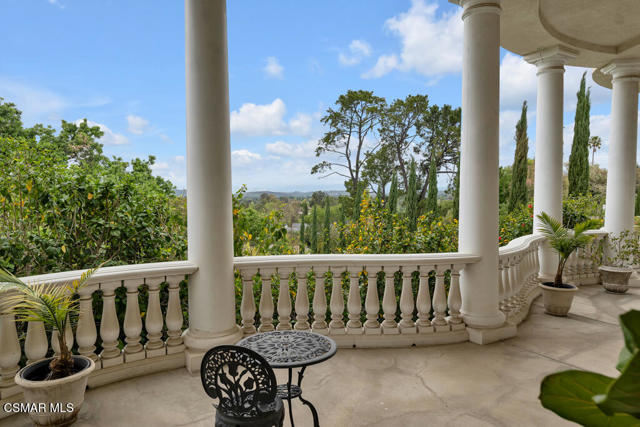 932 Rosario Drive, Thousand Oaks CA: https://media.crmls.org/mediaz/2bdfd898-6de3-4a3d-95ea-bd11d17315e1.jpg