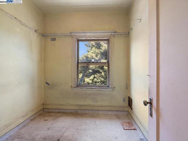1013 Chestnut St, Oakland CA: https://media.crmls.org/mediaz/2bdfe826-d573-4526-9a7a-3e27030b3e1a.jpg