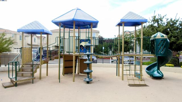 4520 Gironella Walk, Sacramento CA: https://media.crmls.org/mediaz/2be0b7e1-f32f-46fa-8550-e38cb2161745.jpg