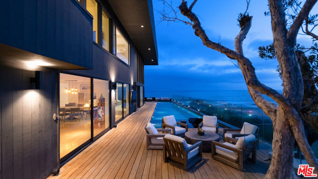 6463 Surfside Way, Malibu CA: https://media.crmls.org/mediaz/2be0e4b2-f8f2-4145-9194-613ff30f88b9.jpg