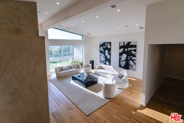 3423 Scadlock Lane, Sherman Oaks CA: https://media.crmls.org/mediaz/2be146fd-7c96-482a-bc4d-e0b11d36215d.jpg