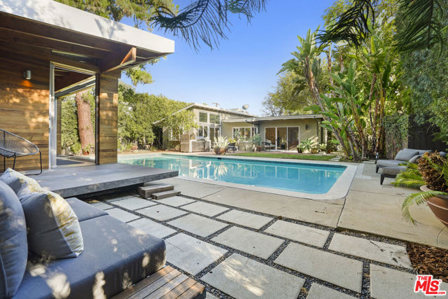 12815 Sarah Street, Studio City CA: https://media.crmls.org/mediaz/2be1af37-b68a-4ed8-a1bb-abbb2a4c537c.jpg