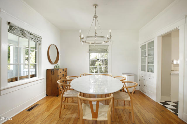 662 S El Molino Avenue, Pasadena CA: https://media.crmls.org/mediaz/2be1dbb0-6421-4c8e-97d7-98cb2f3506d3.jpg