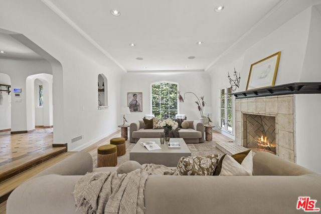 736 S Cloverdale Avenue, Los Angeles CA: https://media.crmls.org/mediaz/2be1eb52-94cd-45b5-838f-db2e3b75edb7.jpg