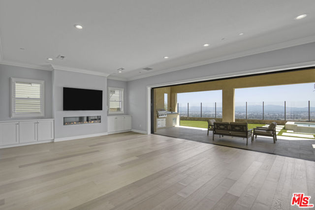 20326 W Liverpool Way, Porter Ranch CA: https://media.crmls.org/mediaz/2be21e2a-bf9e-4c16-ac3e-8146790dcf9e.jpg