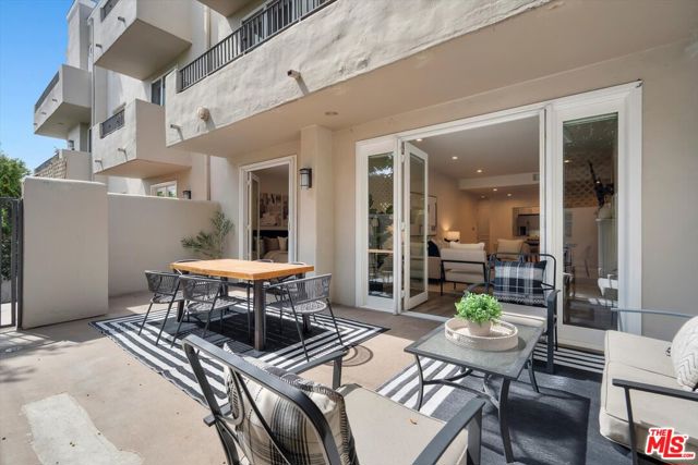 1650 Veteran Avenue, Los Angeles CA: https://media.crmls.org/mediaz/2be24761-9d99-4cbb-b65e-a3681cda29a4.jpg