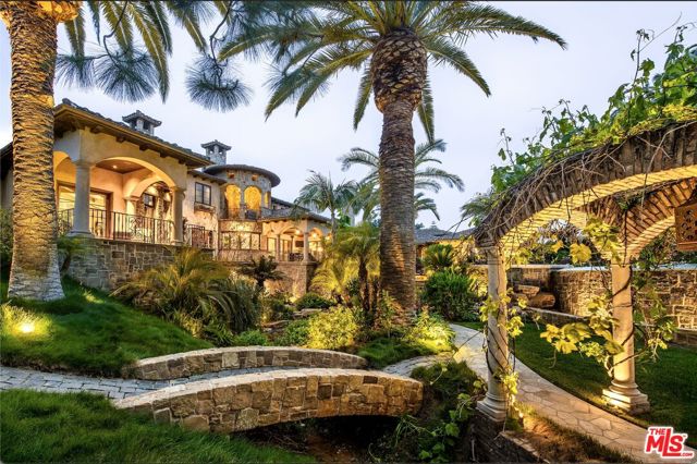 427 La Marina Drive, Camarillo CA: https://media.crmls.org/mediaz/2be3b025-9c89-439f-9ea7-78516bbe03dd.jpg