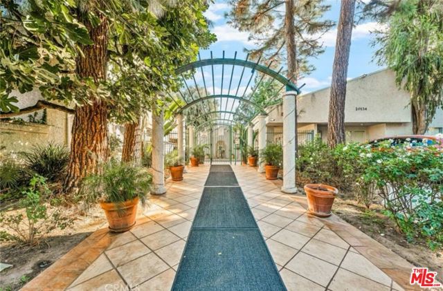 20134 Leadwell Street, Winnetka CA: https://media.crmls.org/mediaz/2be3b487-3970-4589-8ced-2133c262bb3c.jpg