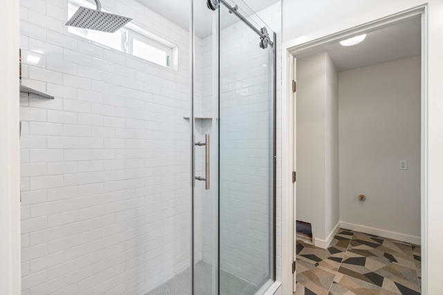 Walk-in shower (guest)