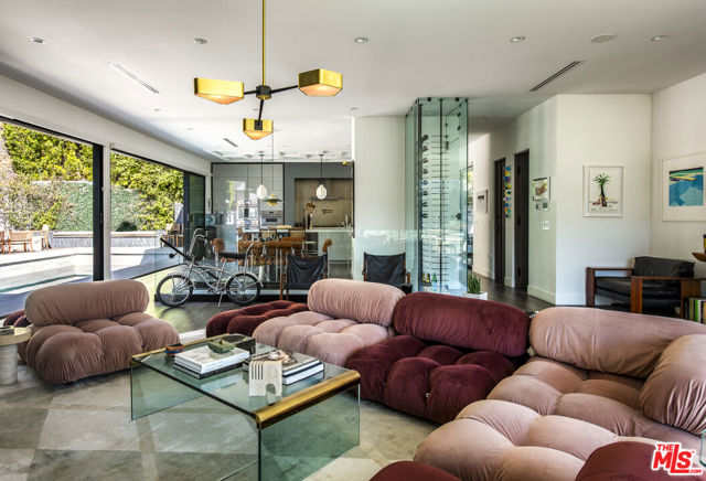 8145 Willow Glen Road, Los Angeles CA: https://media.crmls.org/mediaz/2be49da4-0f6d-4eb5-aa8c-c0d85e3279d2.jpg
